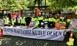 Trabzon'da vatandaşlar emniyet kemerinin önemini simülatör araçla deneyimledi