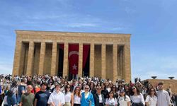 Antalya Büyükşehir Belediyesi öğrenci yurtlarında kalan gençler Anıtkabir’i ziyaret etti