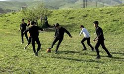 Boş arazide kıran kırana top oynayan gençler futbol sahası istiyor