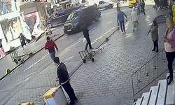 Fatih’te faciadan dönülen kaza kamerada: Kaldırıma çıkan minibüs direği devirip, vitrine çarptı
