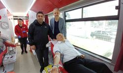 Görme engelli eski milletvekili Ayva, kan bağışı yaparak çağrı yaptı