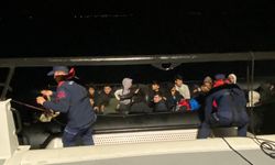 İzmir açıklarında 22 düzensiz göçmen yakalandı