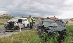 Manisa’da otomobiller kafa kafaya çarpıştı: 1’i ağır 3 yaralı