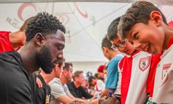 Samsunsporlu futbolcular minik öğrencilerle buluştu