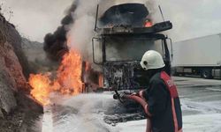 Tarsus’ta yanan tırda yüklü 7 sıfır araç yandı