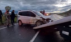 AĞRI - Otomobil ile hafif ticari aracın çarpıştığı kazada 5 kişi yaralandı