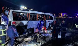 AKSARAY - Yolcu otobüsünün devrilmesi sonucu 2 kişi öldü, 20 kişi yaralandı