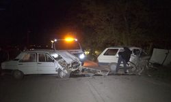 BURDUR - İki otomobilin çarpışması sonucu 4 kişi yaralandı