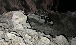 HAKKARİ - Hakkari-Çukurca kara yolu dağdan düşen kaya parçaları nedeniyle kapandı