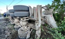 HATAY - Yolun çökmesi sonucu beton mikserinin sürücüsü yaralandı