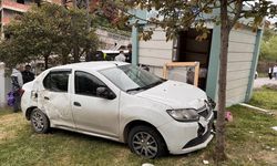 KOCAELİ - Otomobil halk ekmek büfesine çarptığı kazada 2 kişi yaralandı