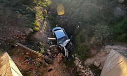 MARDİN - Şarampole yuvarlanan otomobilin sürücüsü yaralandı