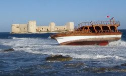 MERSİN - Kuvvetli rüzgar nedeniyle sürüklenen yolcu teknesi karaya oturdu