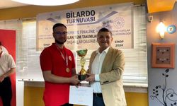 Sinop’taki bilardo turnuvasının galibi ödülünü Vali’nin elinden aldı