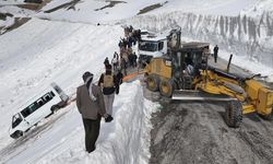 VAN - Çığın şarampole sürüklediği minibüs günler sonra kar altından çıkarıldı