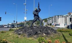ZONGULDAK - 2 yıl önce boyanan madenci heykelinin eski haline döndürülmesi için boyası kazındı
