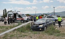 Amasya'da otomobilin elektrik direğine çarptığı kazada 3 kişi yaralandı