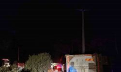 İzmir’de devrilen kamyonun sürücüsü hayatını kaybetti