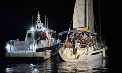 Sürüklenen yelkenli teknedeki 38 düzensiz göçmen kurtarıldı