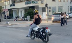 DENİZLİ -  Motosikletlinin tehlikeli yolculuğu kamerada