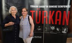 İSTANBUL - Türkan Şoray, "Türkan Şoray'ın Sonsuz Senfonisi"nde sahneye çıkıp şarkı söyledi