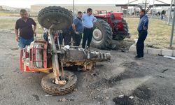 KAYSERİ - Otomobil ile traktörün çarpışması sonucu 5 kişi yaralandı