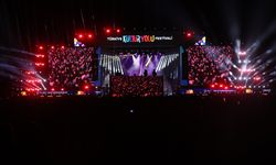 TRABZON - Şarkıcı Sinan Akçıl "Trabzon Kültür Yolu Festivali"nde sahneye çıktı