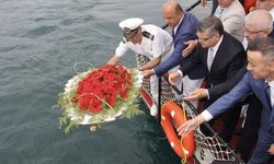 Deniz şehitleri anısına Sinop limanından denize çelenk bırakıldı