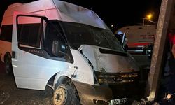 Mardin’de minibüs aydınlatma direğine çarptı: 1 yaralı