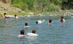 Sıcaktan bunalanlar doğal kaynak suyunda hem serinliyor hem de yüzmeyi öğreniyor