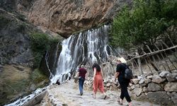 KAYSERİ - "Doğal klima" görevi gören Kapuzbaşı Şelaleleri ziyaretçilerini serinletiyor
