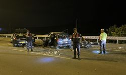 KAYSERİ - İki otomobilin karıştığı kazada 2 kişi öldü, 4 kişi yaralandı