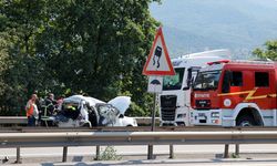 KOCAELİ - Anadolu Otoyolu'nun Kocaeli kesiminde 2 kişinin yaralandığı kaza ulaşımı aksattı