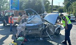 KOCAELİ - Tırın 2 otomobile çarpması sonucu 4 kişinin yaralandığı kaza güvenlik kamerasında