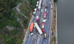 SAKARYA (DRON) - Zincirleme trafik kazasında 1 kişi öldü, 6 kişi yaralandı (2)