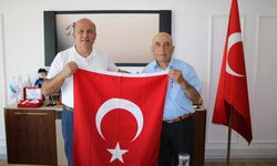 Sinop’un renkli ismi Selami Elmacı, sevdiklerine bayrak hediye ediyor