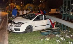 Eskişehir'de aydınlatma direğine çarpan otomobildeki 3 kişi yaralandı