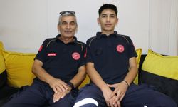 Sağlık çalışanı baba ile oğlu aynı ambulansta hayat kurtarıyor