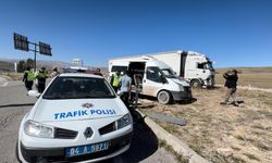 Ağrı’da yola kontrolsüz çıkan minibüs tırla çapıştı: 1’ağır, 3 yaralı