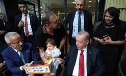 Cumhurbaşkanı Erdoğan, Ankara’da bir pastaneyi ziyaret ederek vatandaşlarla sohbet etti