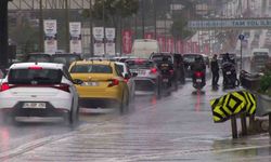 İstanbul’da sağanak yağış etkili oldu, yollar göle döndü