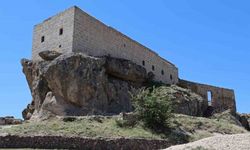 Kaya üzerindeki Yüksek Kilise ziyaretçilerin ilgi odağı