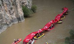 Rafting yapan gaziler Karasu Nehri’nde 50 metre uzunluğunda Türk bayrağı açtı