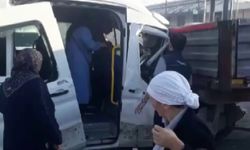 Servis minibüsü park halindeki tıra çarptı: 4 yaralı