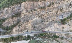 Tunceli’de kaya düşmelerinin ölüm ve yaralanmalara sebep olduğu yola çelik ağ