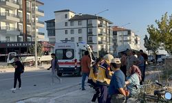 AKSARAY - Mevsimlik işçileri taşıyan minibüs ile otomobil çarpıştı, 15 kişi yaralandı