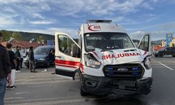 BOLU - Ambulans ile hafif ticari aracın çarpıştığı kazada 1 kişi yaralandı