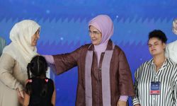 İSTANBUL - Emine Erdoğan, koruyucu aileler ve çocuklarıyla İstanbul Çocukları Vakfı Koruyucu Aile Şenliği'nde buluştu (2)