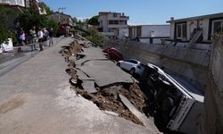 İZMİR - (DRON) Menderes'te sağanak sonrası yol çöktü, bazı ev ve iş yerlerini su bastı (5)