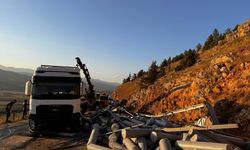 KAHRAMANMARAŞ - Kumaş yüklü tırın devrilmesi sonucu yol trafiğe kapandı